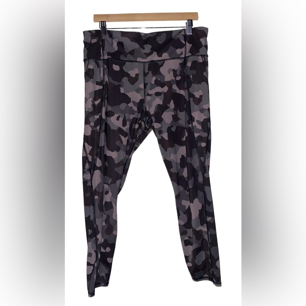 Athleta Women XL Supersonic 7/8 Workout Running Tight Leggings Camo Lightning